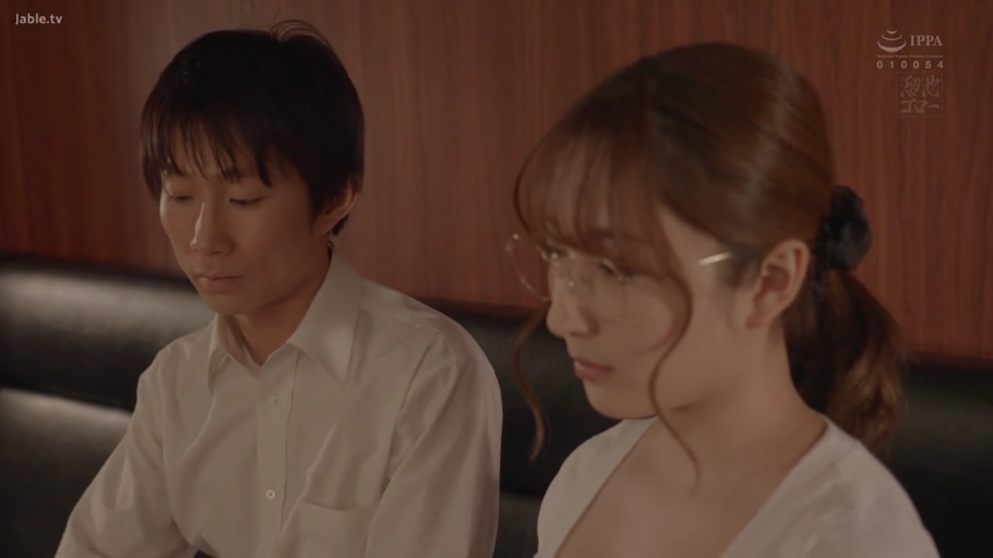 专注 · 眼镜 · 室内沙发区 · 男子侧脸特写 · 女子穿白色深领上衣 · 室内灯光偏暖色调
