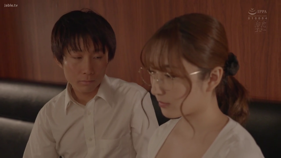 专注 · 眼镜 · 办公室 · 女性白色上衣 · 两人面部特写