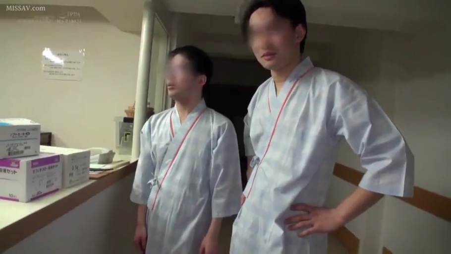 医院 · 中景 · 病号服 · 叉腰