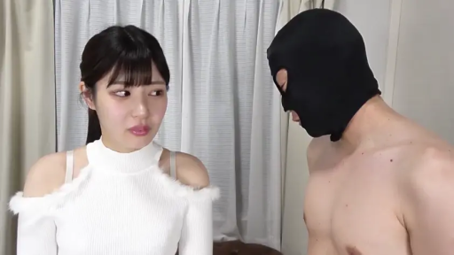 室内 · 站立 · 半身 · 对视 · 不安 · 露肩毛衣