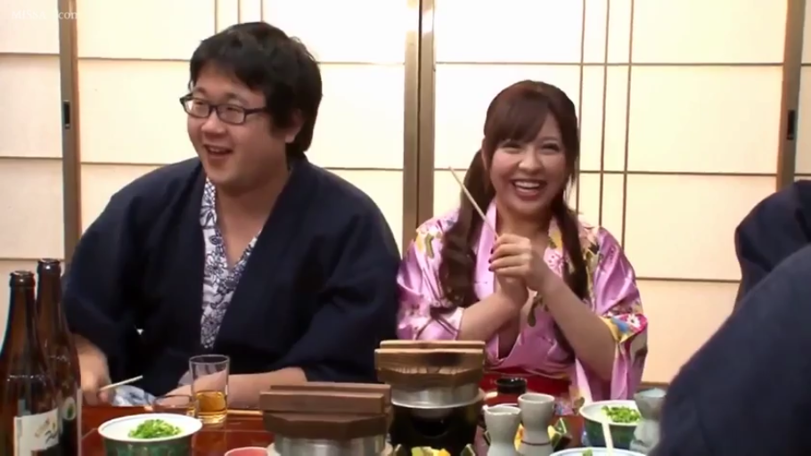 坐姿 · 中景 · 多人 · 大笑 · 餐具 · 浴衣 · 聚餐 · 日式房间