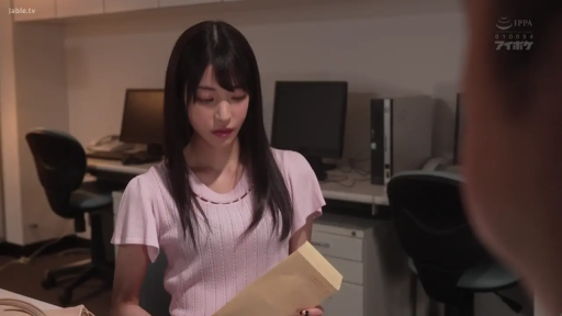 平静 · 办公室 · 面部特写 · 信封 · 粉色针织短袖上衣