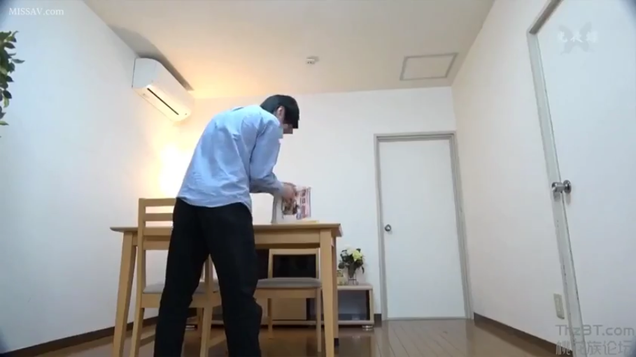 餐室 · 纸张 · 长袖衬衫 · 日常居家环境