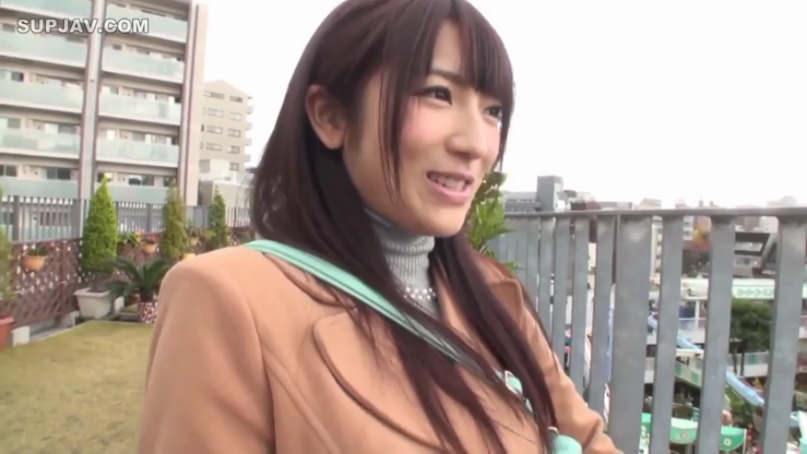 交谈 · 脸部特写 · 站姿 · 微笑 · 长发 · 单肩包 · 户外阳台 · 棕色外套