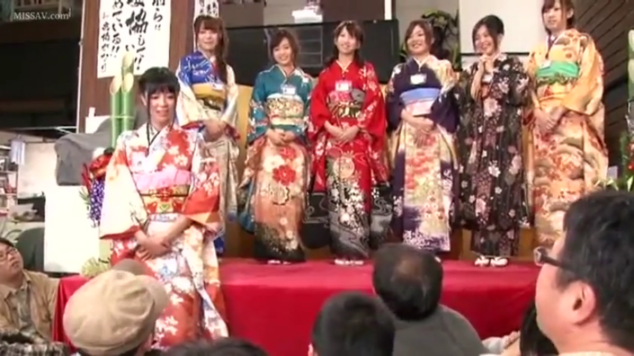 职业化表情 · マイク · 振袖和服 · 室内活动场地 · 节日装扮