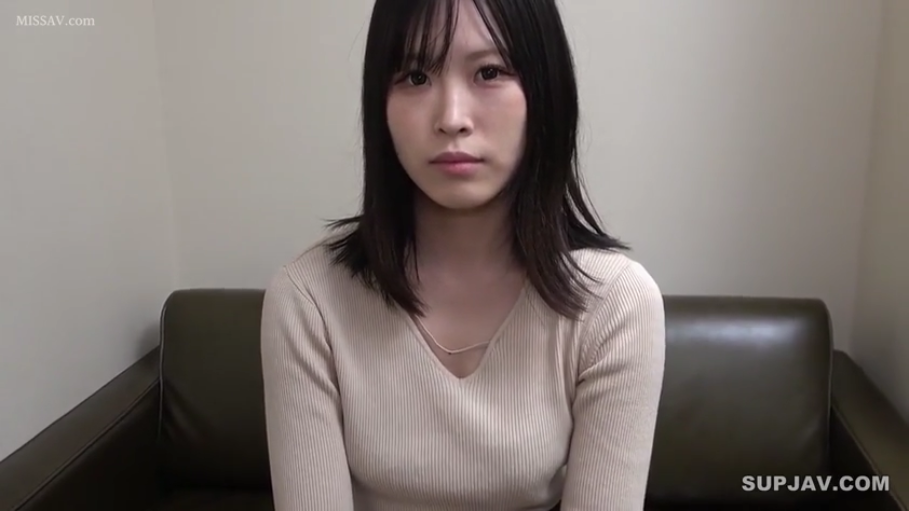 沙发 · 无表情 · 上半身特写 · 米色针织长袖上衣