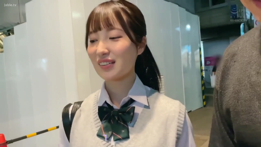 面部特写 · 领结 · 户外街道 · 微笑着说话