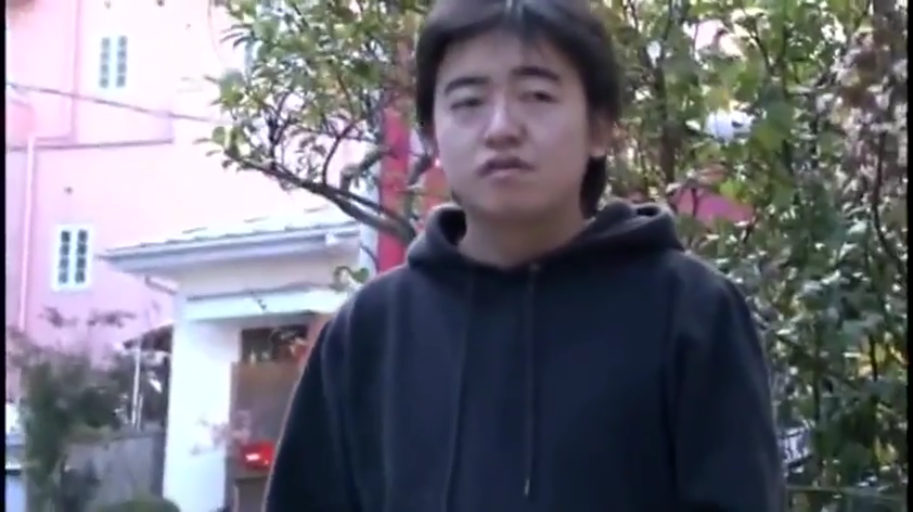 脸部特写 · 面无表情 · 住宅区 · 黑色连帽卫衣