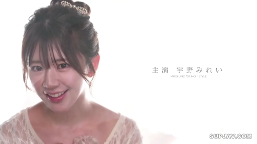 面对镜头 · 头部特写 · 白色背景 · 正面 · 甜美微笑 · 白色蕾丝裙 · 珍珠发饰 · 宇野美玲