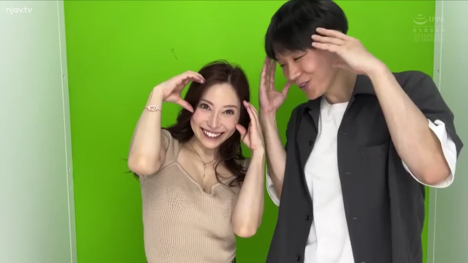 面部特写 · Studio · 开心 · Green screen background · 男子灰色衬衫内搭白T恤