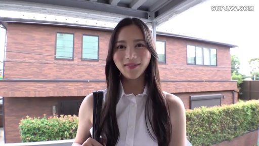 站姿 · 微笑 · 面对镜头 · 半身 · 户外 · 长发 · 白色无袖衬衫 · 黑色包包