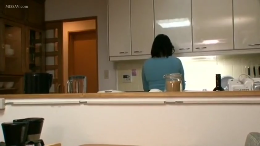 背对镜头 · 居家 · 厨房 · 橱柜 · 做家务 · 蓝色长袖上衣