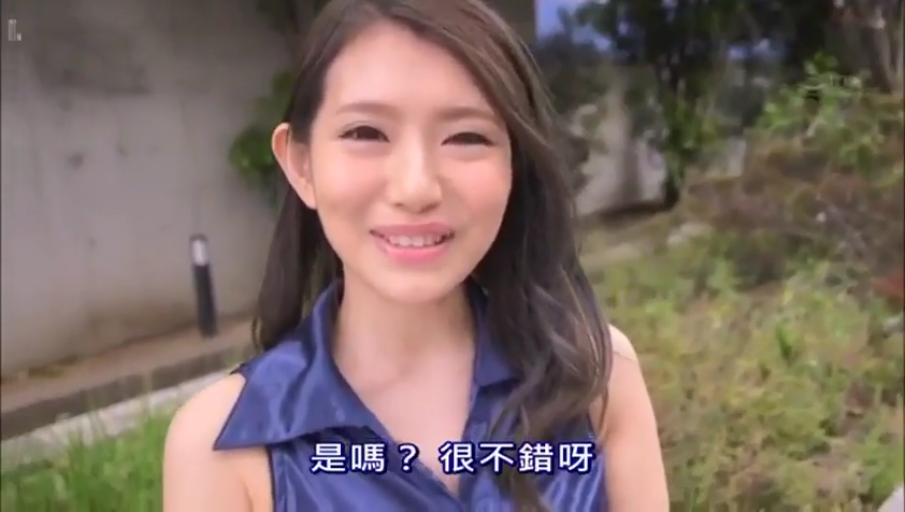 站立 · 微笑 · 対話 · 近景 · 屋外 · 长发 · 青いノースリーブシャツ