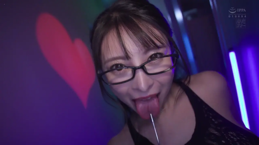 灯光房 · 舌头特写 · 挑逗 · 黑色吊带衫 · 心形墙绘 · 金属挑棒