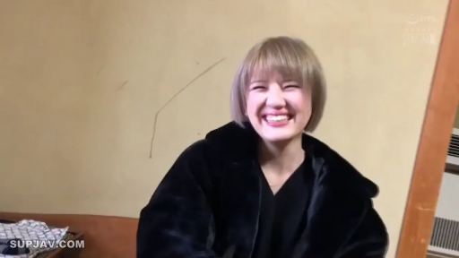 室内 · 脸部特写 · 开心 · 深色内搭