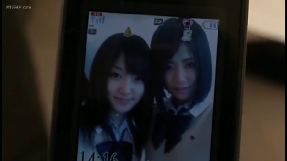 室内 · 领结 · 微笑 · 手机 · 手机屏幕特写 · 照片
