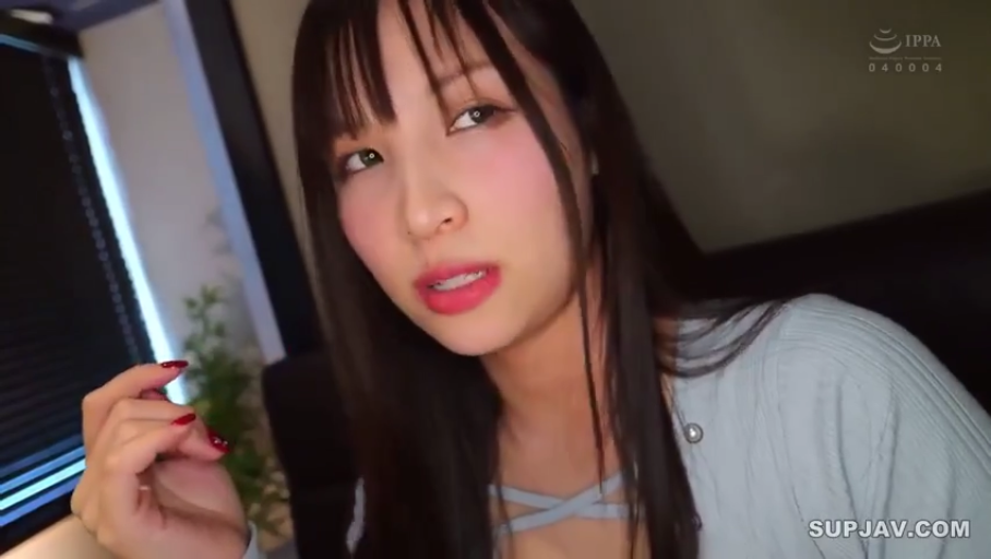 室内 · 脸部特写 · 迷离 · 凝视 · 浅蓝色针织衫 · 日本AV · 侧头