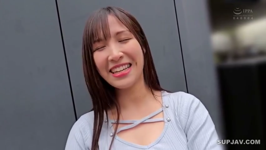 面部特写 · 户外 · 浅蓝色针织衫 · 正面站立