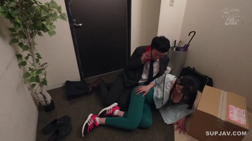 绿色紧身瑜伽裤 · 顺从 · 快递盒 · 室内走廊 · 环境杂乱 · 女子腿部曲线