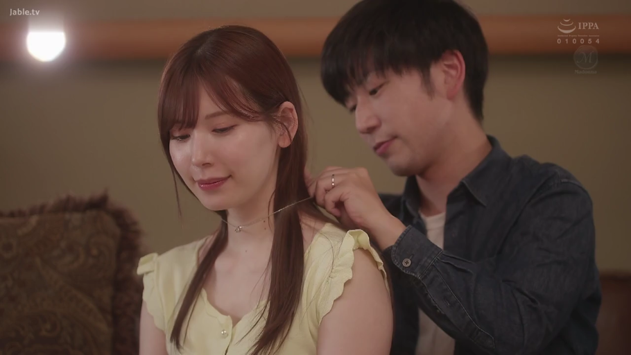 室内 · 坐姿 · 微笑 · 半身特写 · 黄色上衣 · 戴项链