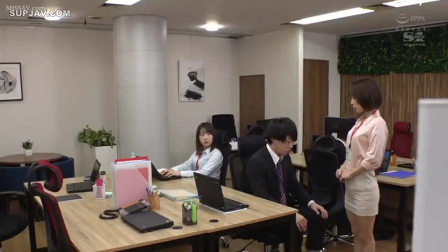 平静 · 办公室 · 米色包臀短裙 · 工牌挂绳 · 职场环境
