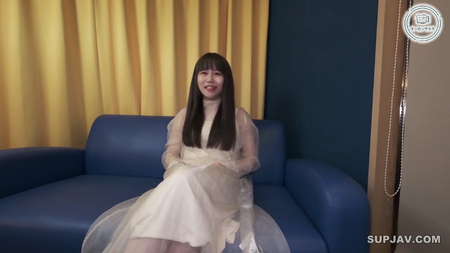 室内 · 坐姿 · 中景 · 微笑 · 谈话 · 蓝色沙发 · 长直发 · 白色薄纱连衣裙