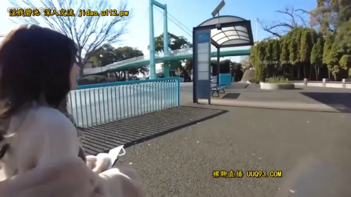 脱下的衣物 · 公交站台 · 自然微笑 · 空旷街道 · 裸露上半身