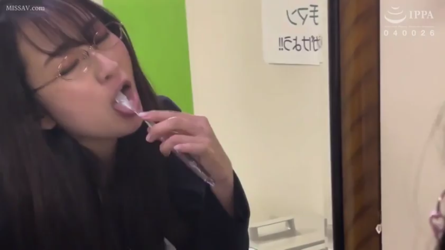 室内 · 脸部特写 · 闭眼 · 黑色制服 · 刷牙 · 牙刷 · 侧向