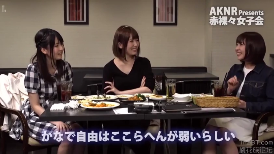 坐姿 · 全景 · 微笑 · 聊天 · 餐厅 · 休闲服 · 餐具 · 女子会