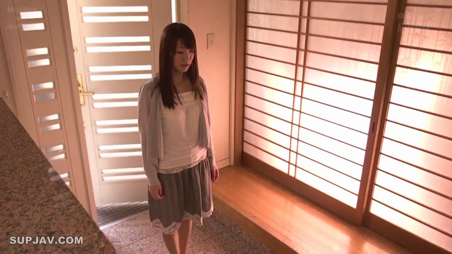 全身 · 忧郁 · 站立 · 黑色长发 · 针织开衫 · 住宅玄关 · 站立不动