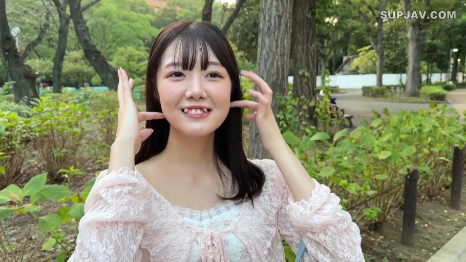 头部特写 · 微笑 · 公园 · 粉色蕾丝透视上衣