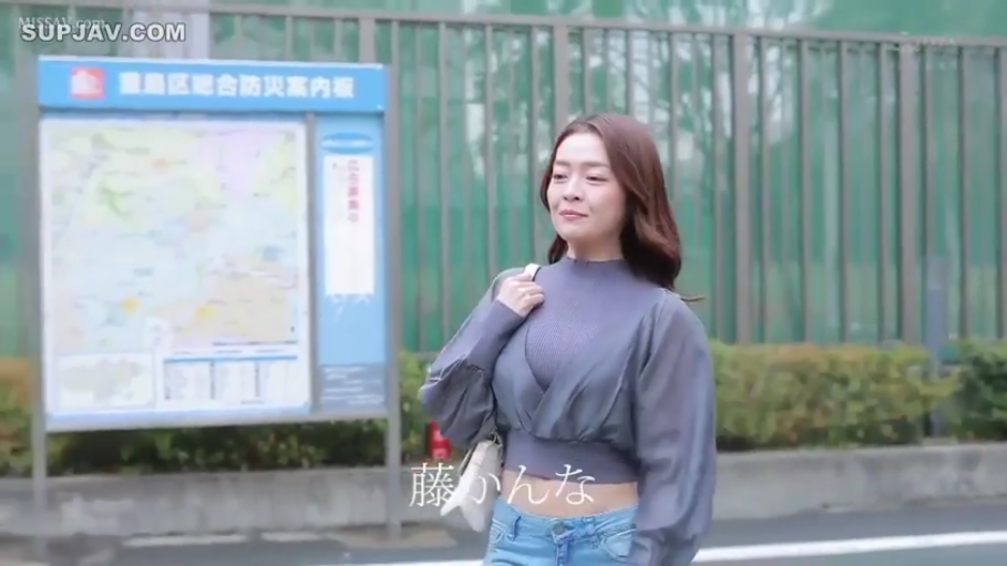 微笑 · 紫色露脐上衣 · 熟女 · 散步 · 户外街头 · 白色单肩包 · 行走姿态