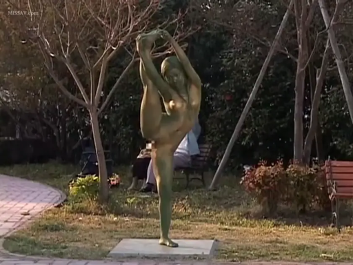 全身 · 全裸 · 平静 · 公园 · 静止 · 一字马