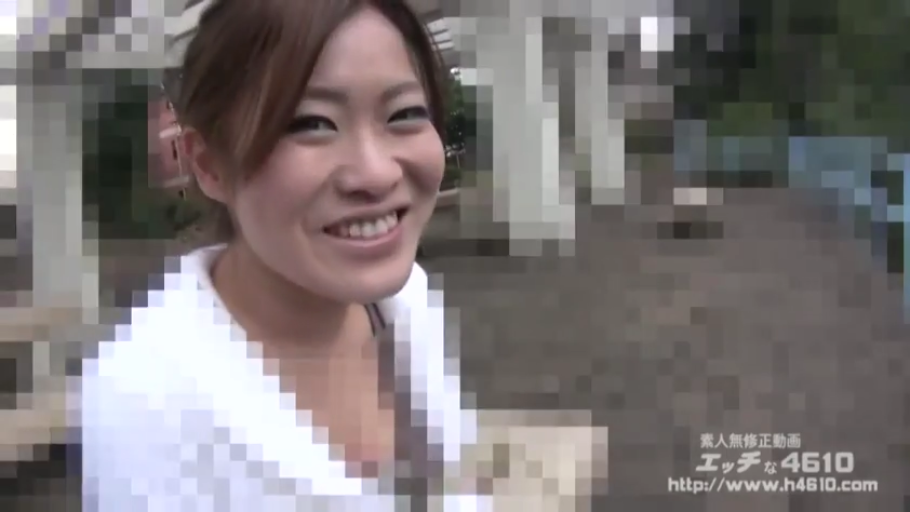 脸部 · 站立 · 微笑 · 对视 · 白色开衫 · 户外 · 素人