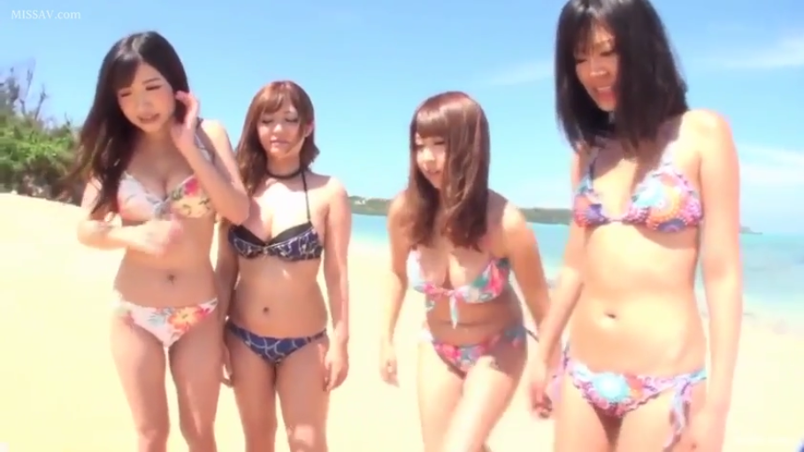 泳装 · 自然表情 · 海滩 · 户外