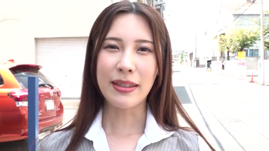 上半身中景 · 温柔 · 灰色条纹西装外套 · 户外街道 · 背景有停放的红色汽车