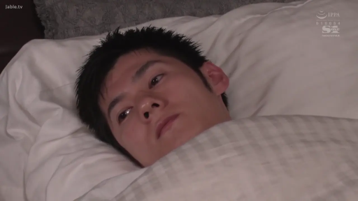 卧室 · 枕头 · 注视 · 头部特写 · 男性 · 无表情 · 躺卧 · 被子遮盖