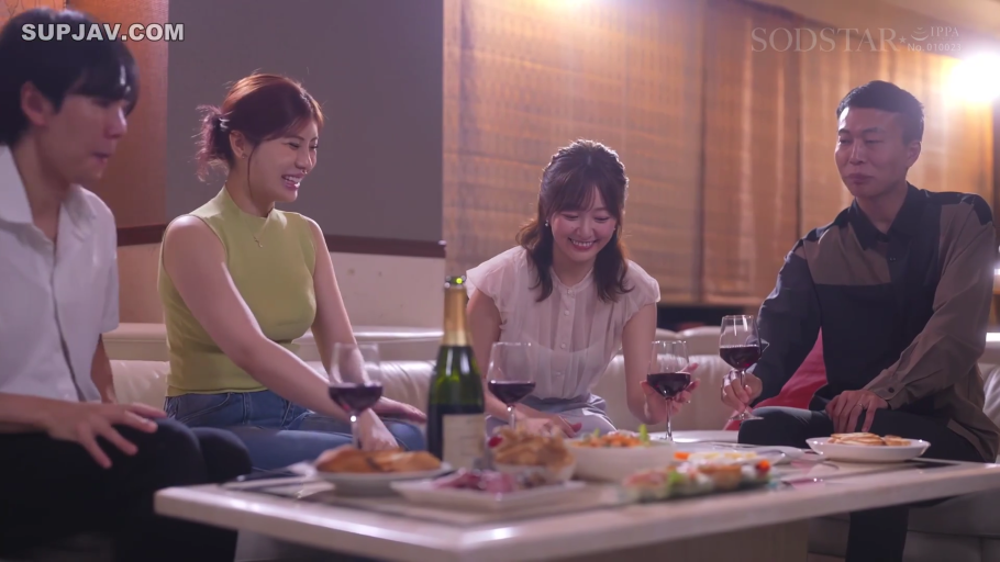 轻松愉悦 · 酒杯 · 无袖紧身背心 · 酒店包间