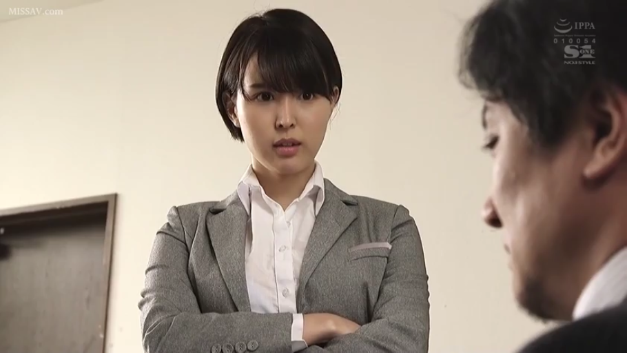 凝视 · 办公室 · 灰色西装外套 · IPPA标识 · 女性面部中景