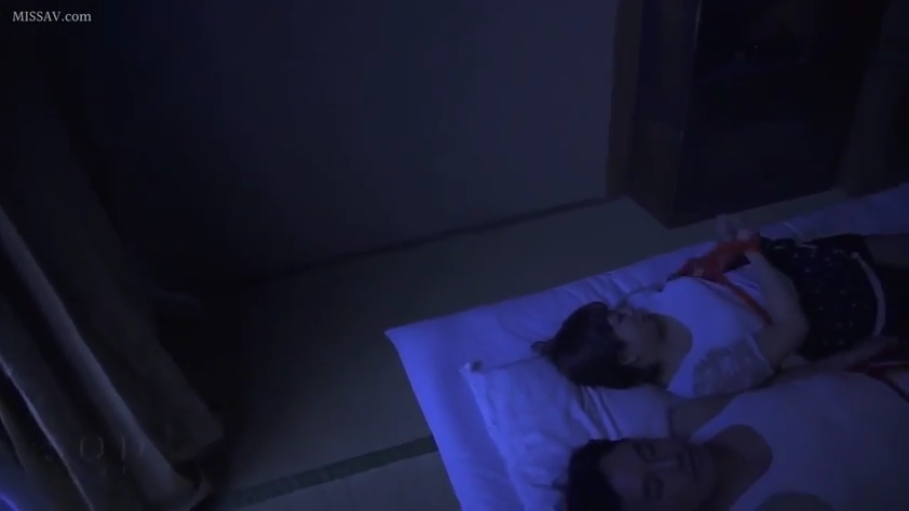 卧室 · 全景 · 闭眼 · 红绳 · 昏暗 · 睡衣 · 躺卧 · 睡眠