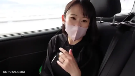 坐姿 · 车内 · 上身特写 · 黑色连帽衫