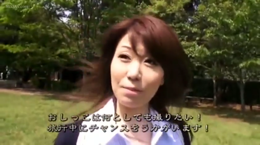 白色衬衫 · 屋外芝生 · 头部特写 · 日语字幕 · 说话状态