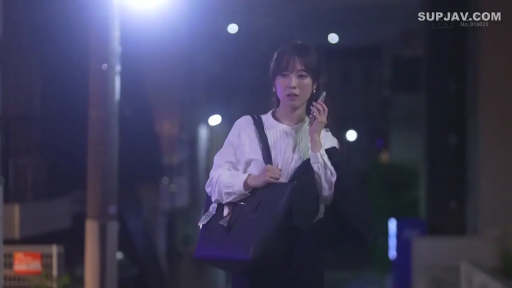 忧虑 · 深色西裤 · 室外夜景 · 公文包 · 人物中景 · 路灯照明