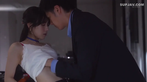 室内 · 俯身 · 迷离 · 中景 · 剧情 · 抚摸 · 白色吊带衫