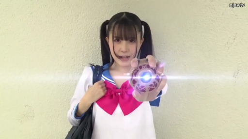 嘴巴微张 · 水手服 · 光效 · 水手服领结 · 室内墙壁前 · 变身器发光特写