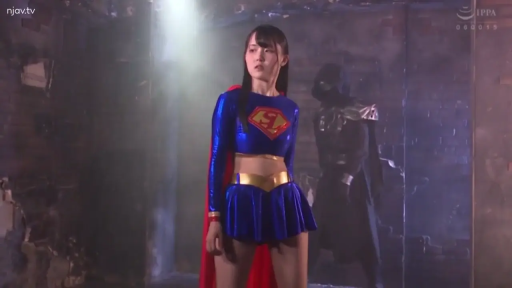 警觉 · 超人主题紧身制服 · 室内场景 · 中景镜头 · 红色斗篷 · 聚光灯照射