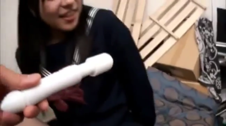 室内 · 坐姿 · 展示 · 微笑 · 水手服 · 按摩棒 · 制服诱惑 · 道具特写