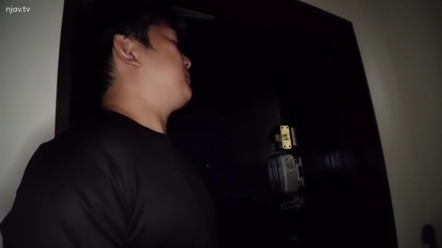 室内 · 站立 · 门锁 · 凝视 · 昏暗 · 侧脸 · 黑色短袖 · 无表情