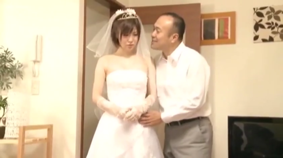 卧室 · 白色长蕾丝手套 · 婚纱 · 两人上半身中景 · 男人面带笑意 · 婚礼装扮