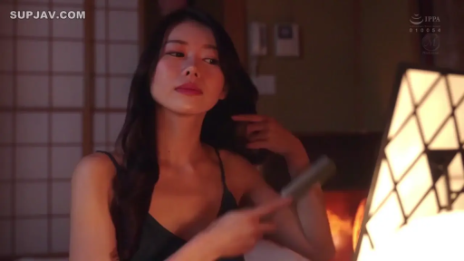 室内 · 坐姿 · 平静 · 半身 · 长发 · 吊带裙 · 梳子 · 梳理头发